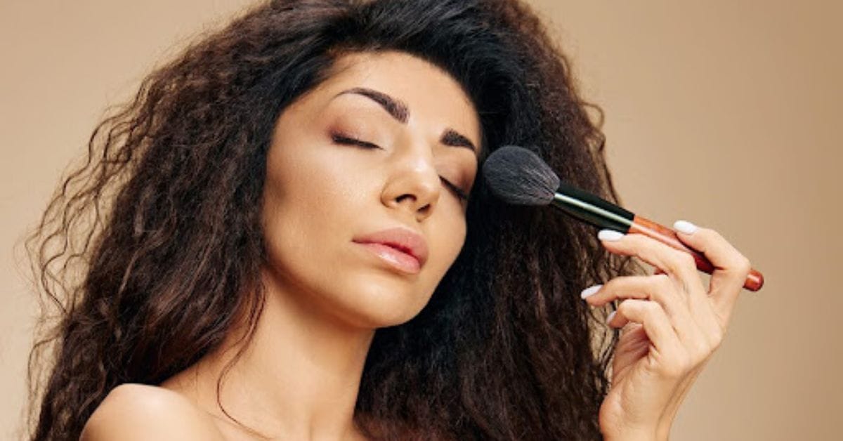 Kvinde bruger bronzer