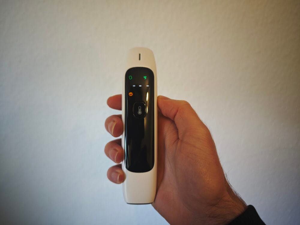 Jeg står med Termy infrarødt pandetermometer i hånden