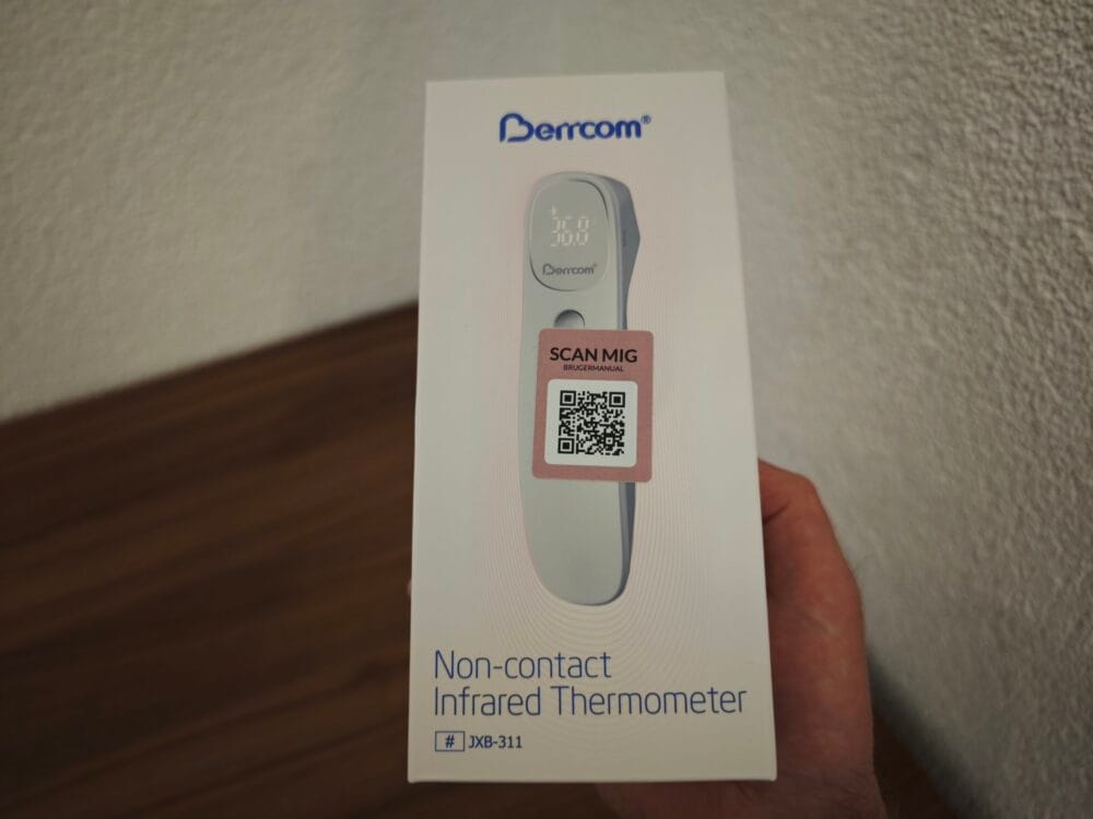Jeg holder Berrcom infrarødt pandetermometer i hånden
