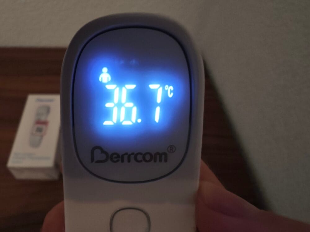 Måling af kropstemperatur med Berrcom pandetermometer